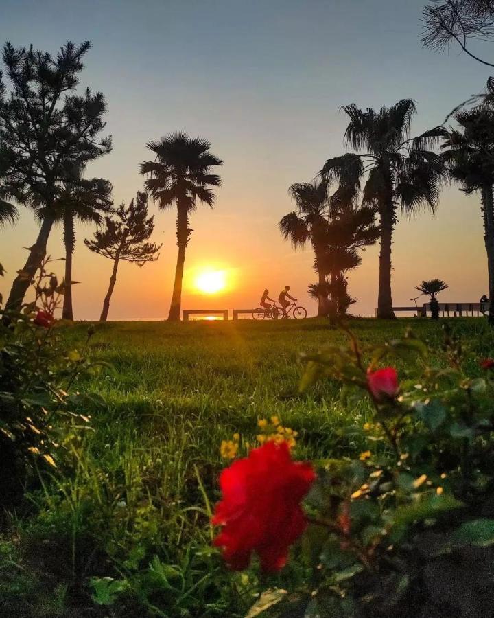 Luxury Sea View Apartments In Orbi City Batumi Esterno foto